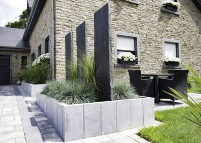 Aménagement extérieur - Cour et palissade en pierre avec GardenSKoncept