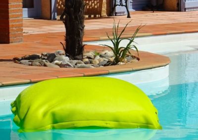 Shelto - Pouf vert pour la piscine