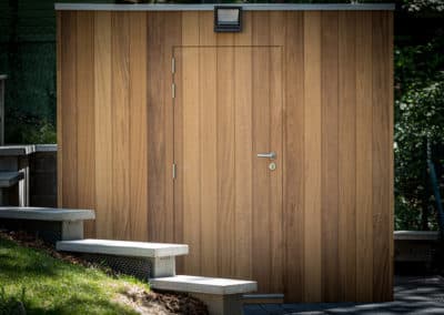 Aménagement extérieur dans un environnement naturel