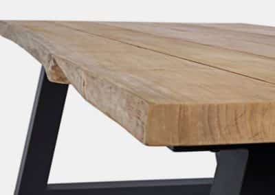 Table noire et en bois avec Bizzotto chez GardenSKoncept
