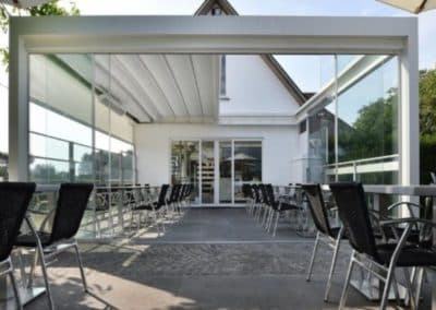 Pergola bioclimatique par Corradi