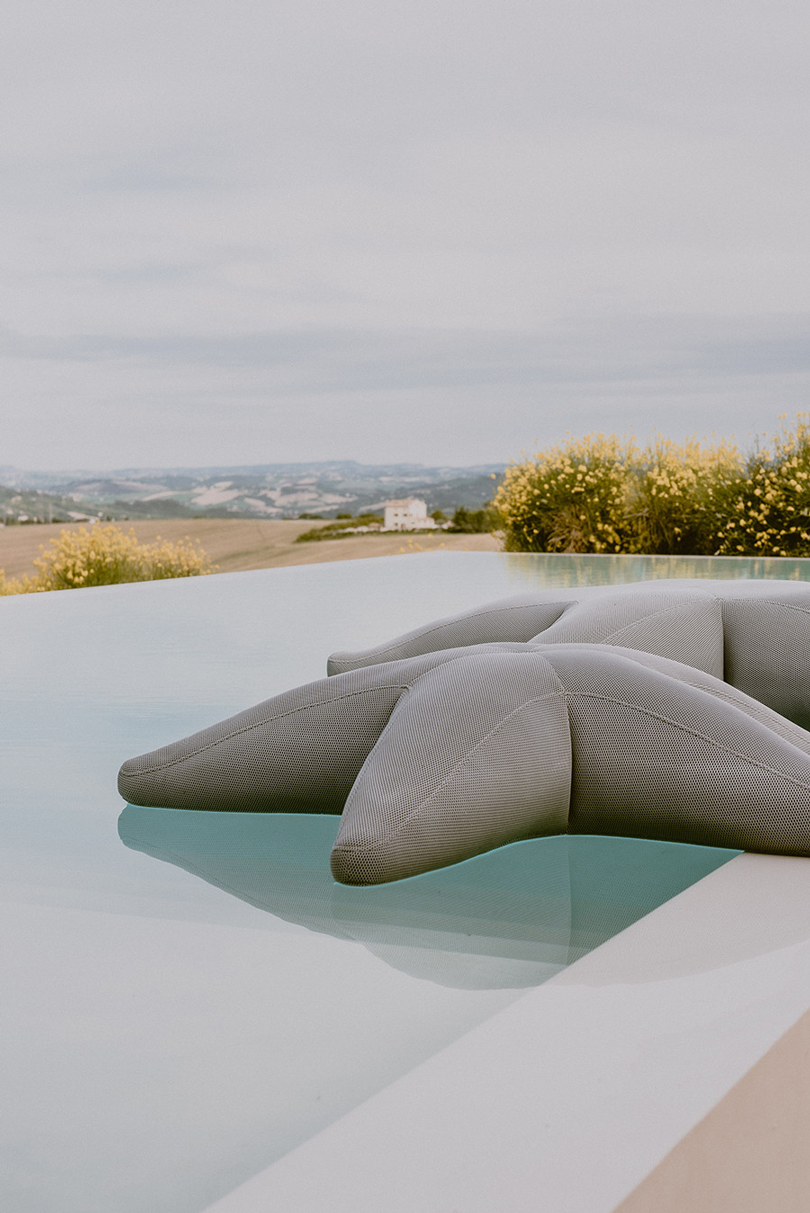 Pouf design Starfish au bord d'une piscine